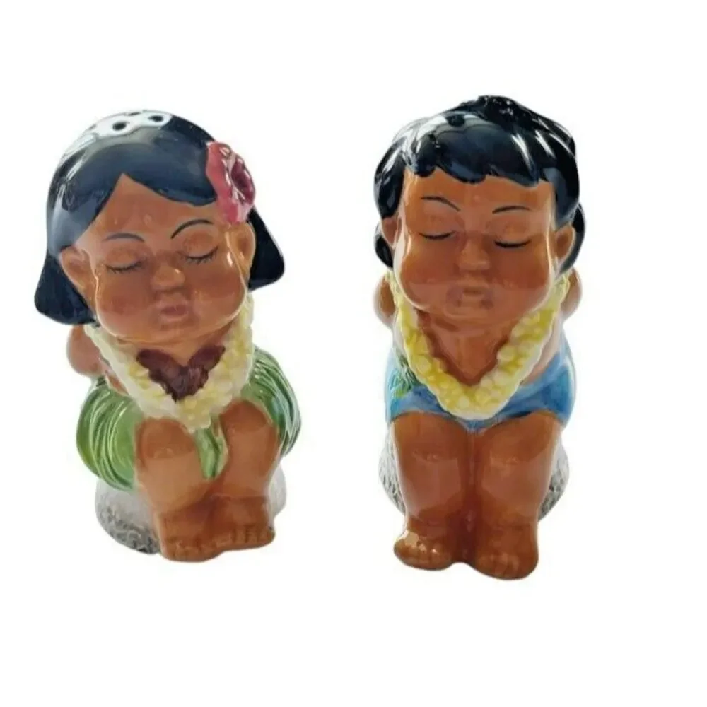 Hawaii Kissing Boy and Girl Salt‎ and Pepper Shaker